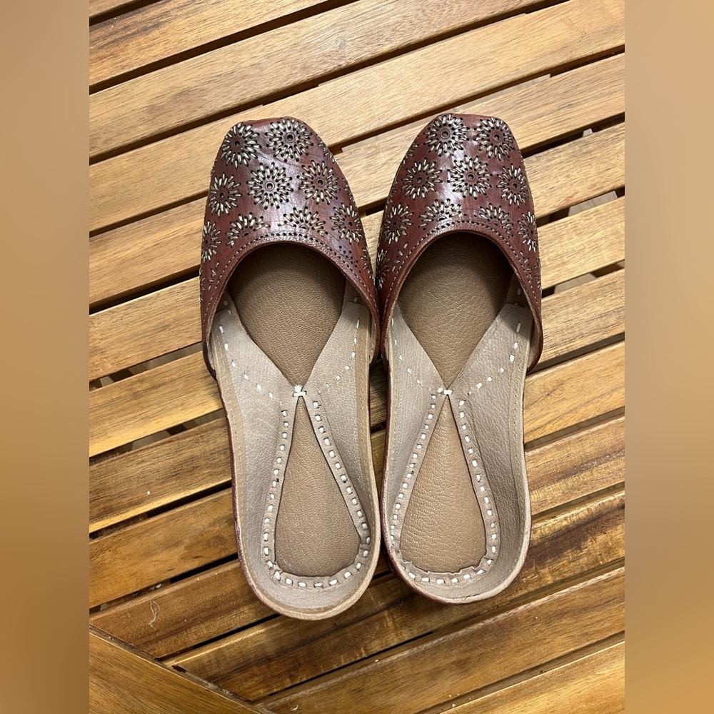 Hand embroidered leather flats Punjabi Jutti- Size 7.5
